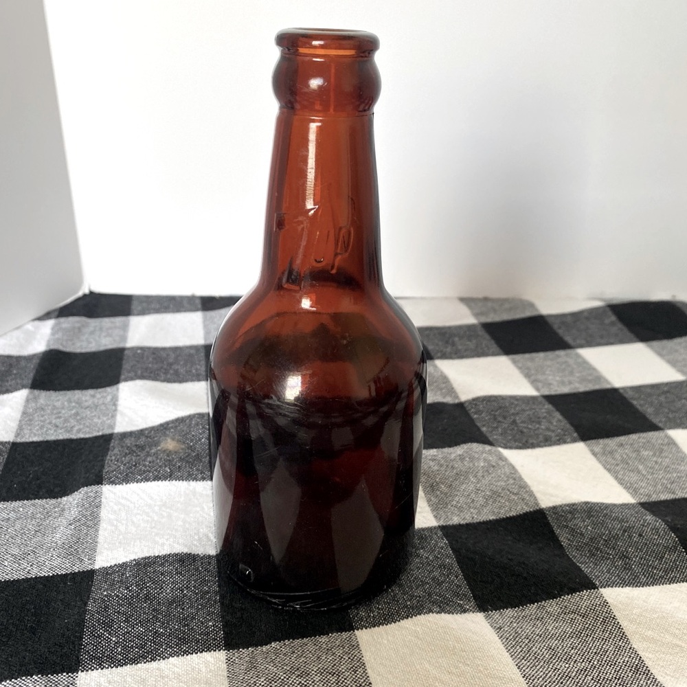 VINTAGE 7UP BROWN SQUAT STUBBY 7OZ SODA BOTTLE MARKED 9 7 6